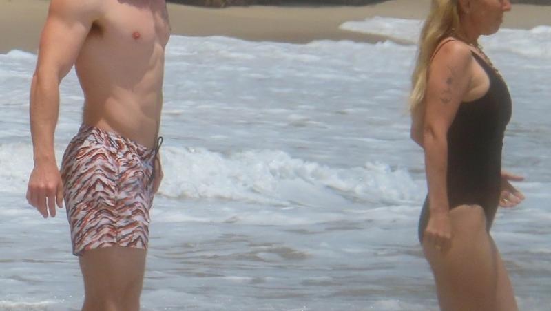 Cum au fost surprinși Sam Taylor-Johnson și soțul Aaron la plajă. Cei doi formează unul dintre cele mai controversate cupluri