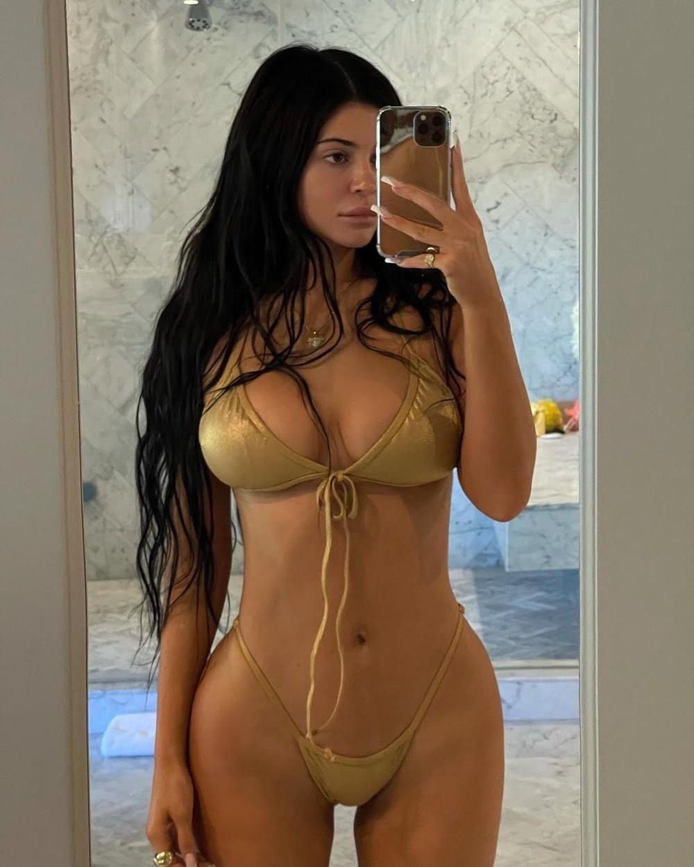 Kylie Jenner în costum de baie auriu