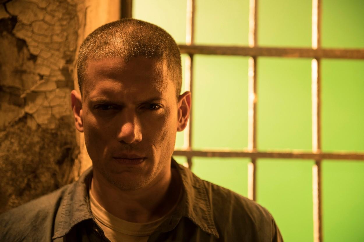 wentworth miller intr-o lumina galbena, cu gratii in spate