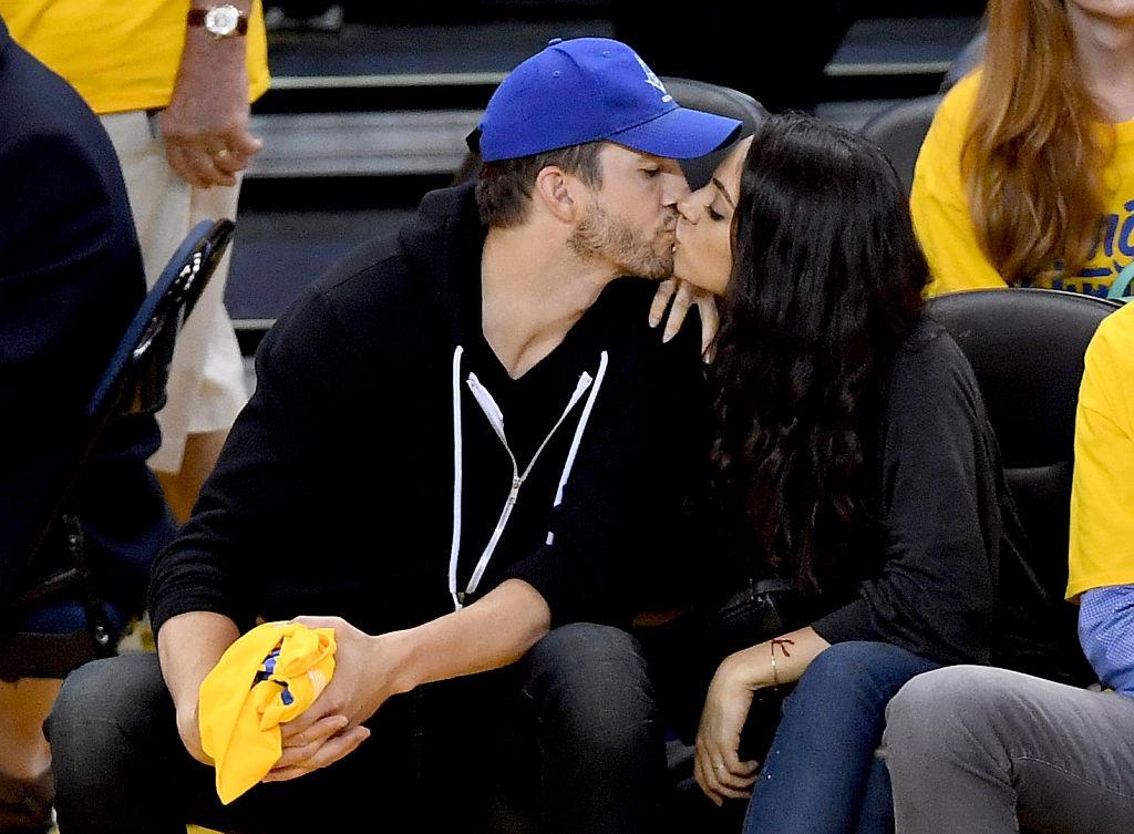 Mila Kunis și Ashton Kutcher sărutându-se