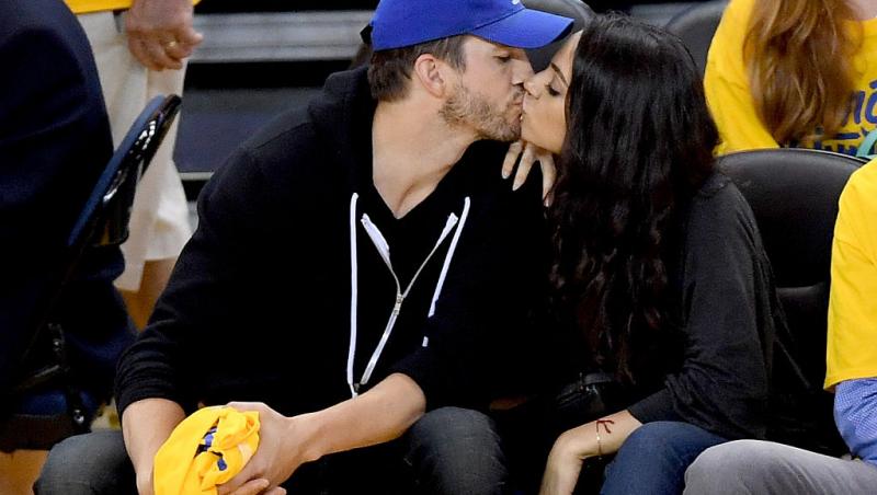Mila Kunis și Ashton Kutcher sărutându-se