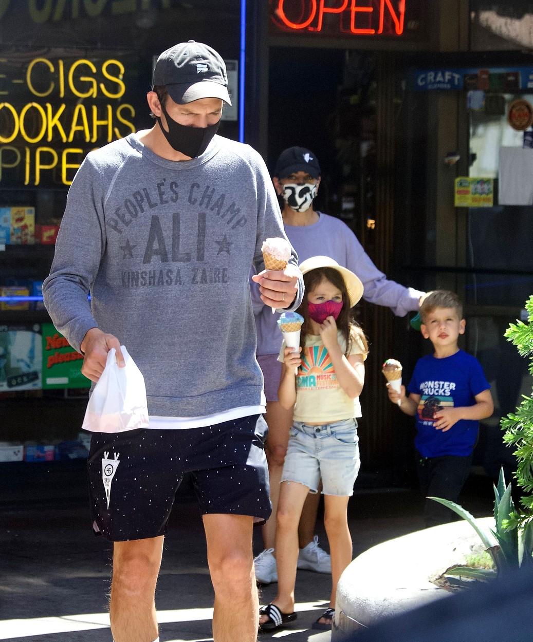 Mila Kunis, Ashton Kutcher și cei doi copii ai lor, îmbrăcați casual, pe stradă, ,cu măști