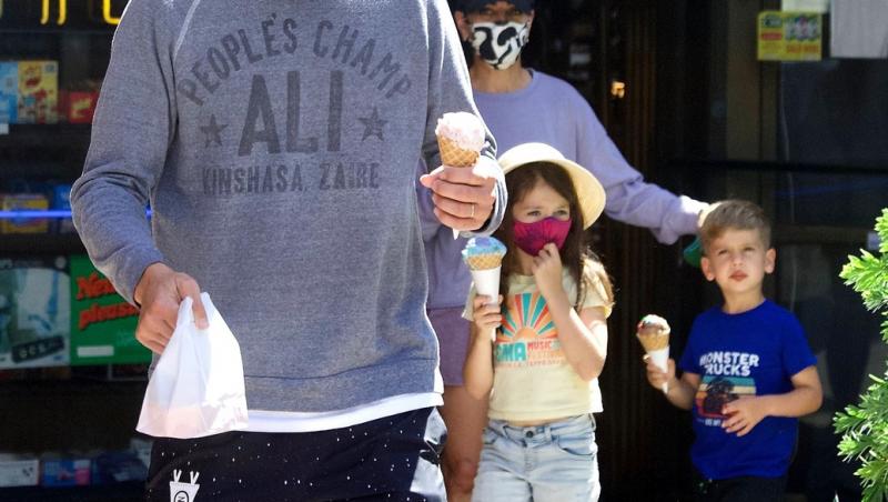 Mila Kunis, Ashton Kutcher și cei doi copii ai lor