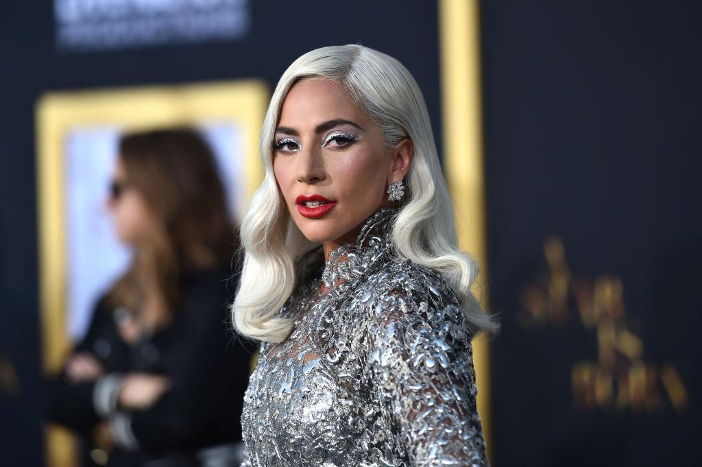 Lady Gaga, într-o rochie cu paiete arginti