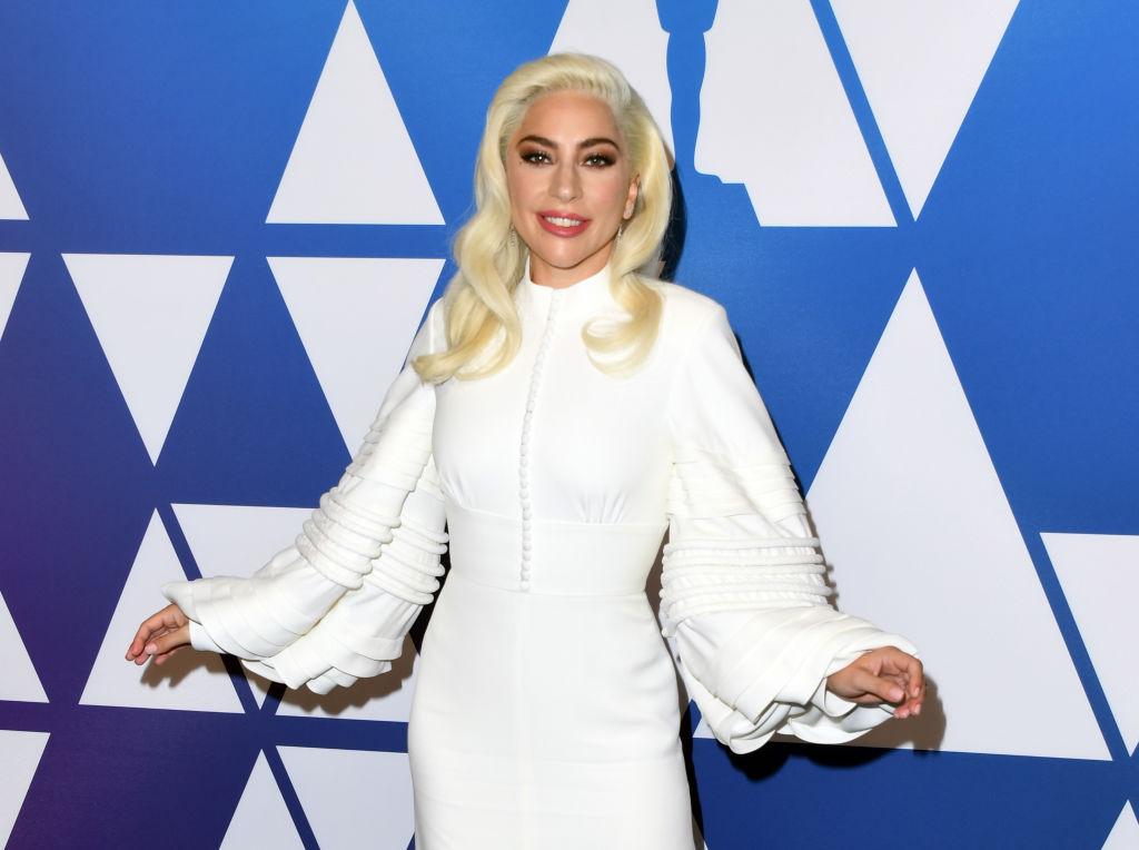 Lady Gaga, într-o rochie albă și mulată