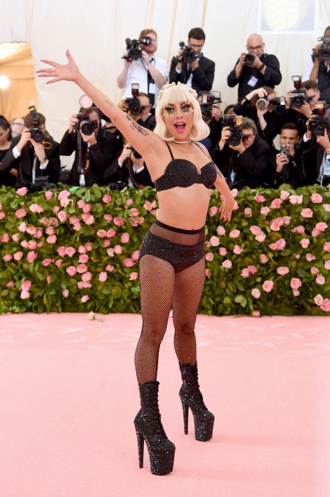 Lady Gaga, într-un sutien negru, dres din plasă și boxeri negri