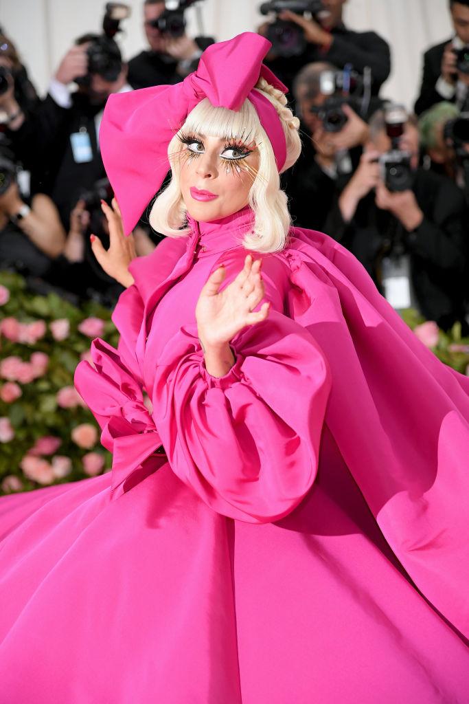 Lady Gaga într-o rochie foarte lungă și roz, cu o fundă pe cap