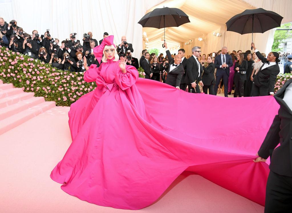 Lady Gaga într-o rochie foarte lungă și roz