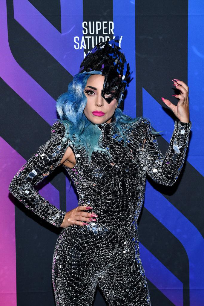 Lady Gaga într-o salopetă neagră sclipicioasă