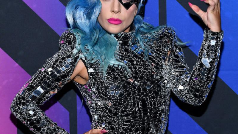 Celebra Lady Gaga a făcut spectacol pe străzile din New York într-o rochie mulată și o pereche de pantofi extravaganți
