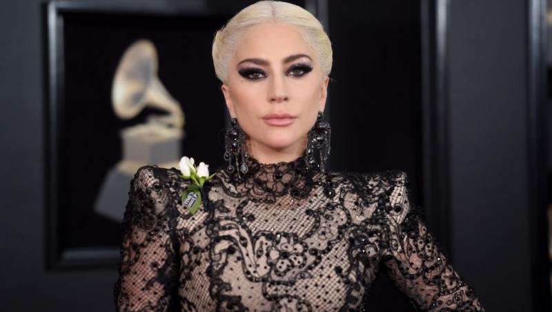 Celebra Lady Gaga a făcut spectacol pe străzile din New York într-o rochie mulată și o pereche de pantofi extravaganți