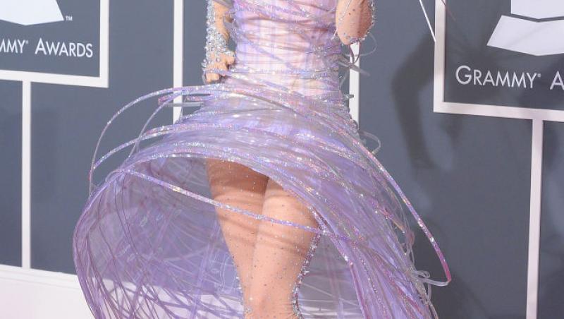 Lady Gaga, într-o rochie lila și extravagantă, cu perucă galbenă