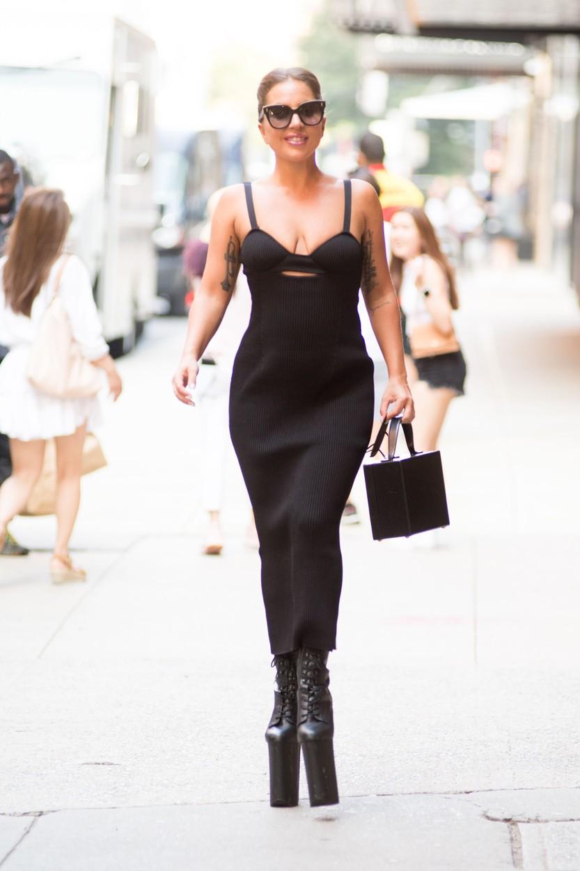 Lady Gaga într-o rochie mulată și pantofi înalți, pe strazile din New York