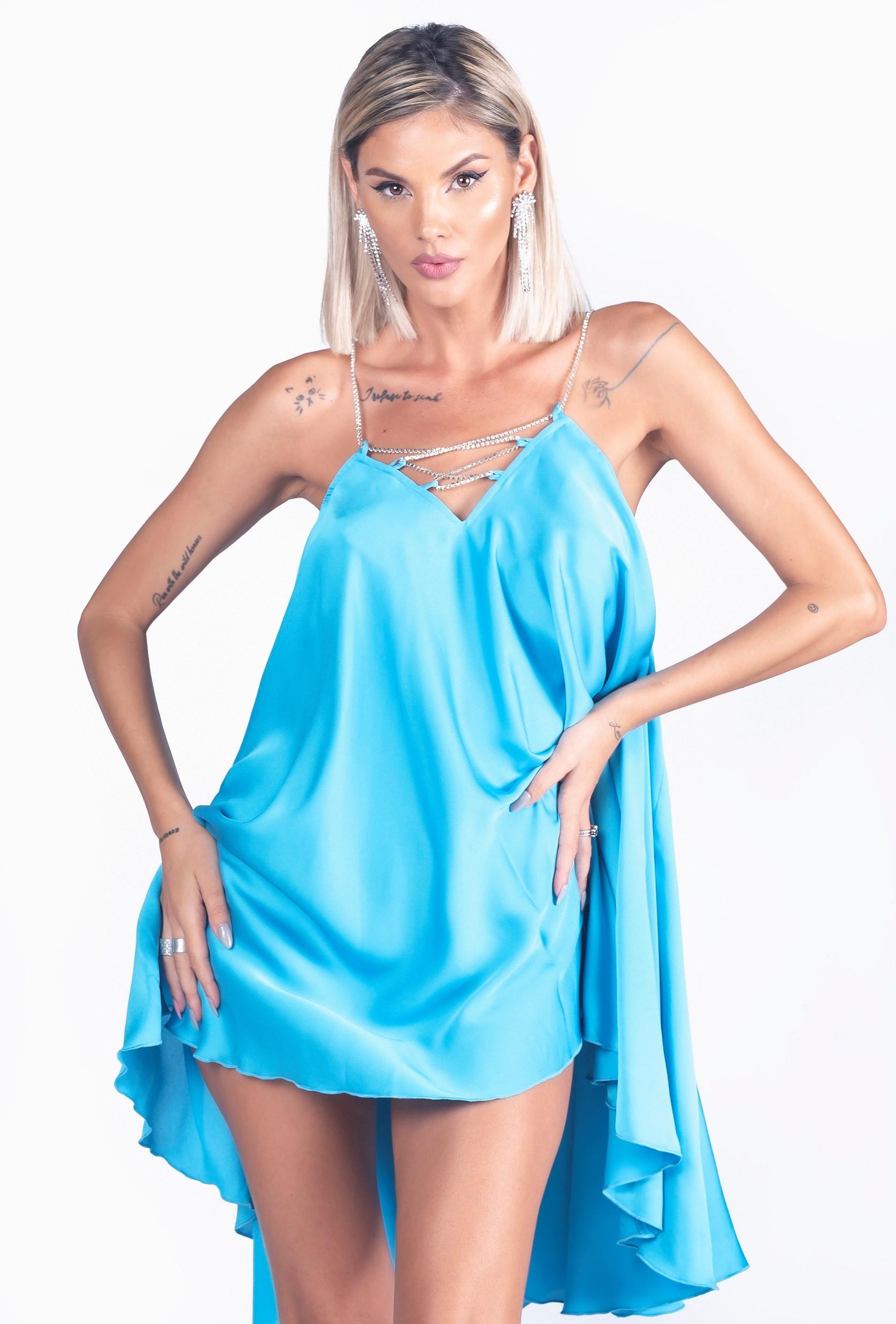 Ramona Olaru într-o rochie scurtă și albastră
