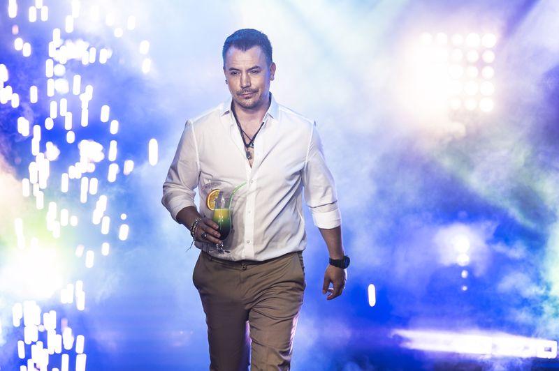 Răzvan Fodor în cămașă albă la splash vedete la apă