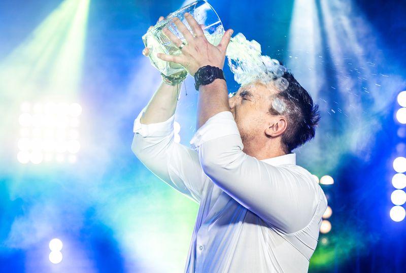Răzvan Fodor își toarnă apă în cap