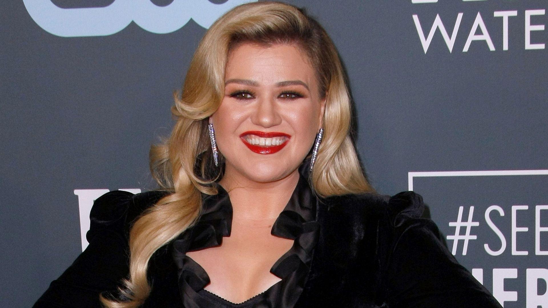 Kelly Clarkson, poze făcute de paparazzi după ce a luat în greutate