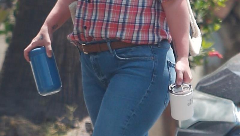 Kelly Clarkson, poze făcute de paparazzi după ce a luat în greutate