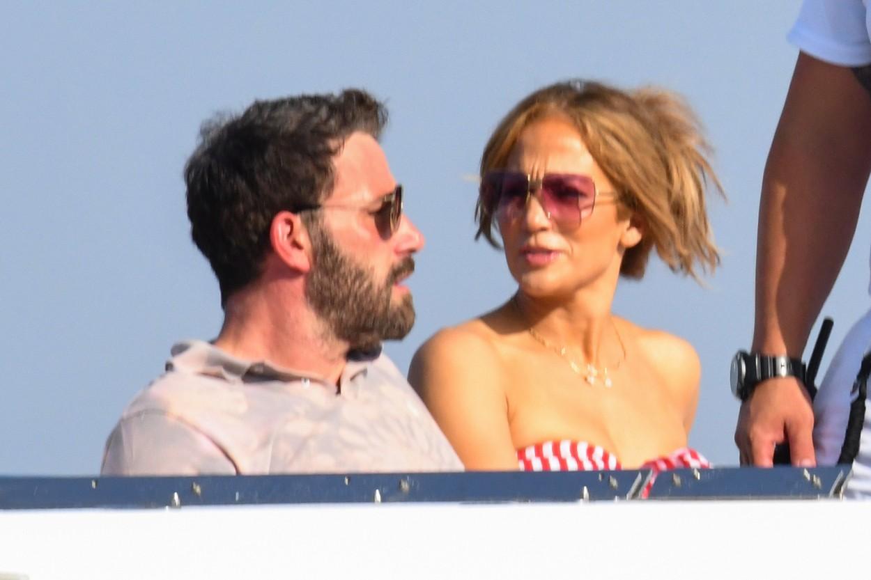 Jennifer Lopez și Ben Affleck au fost fotografiați cum se bucurau de soare pe un iaht de lux, pe Coasta Amalfi din Italia, iulie 2021