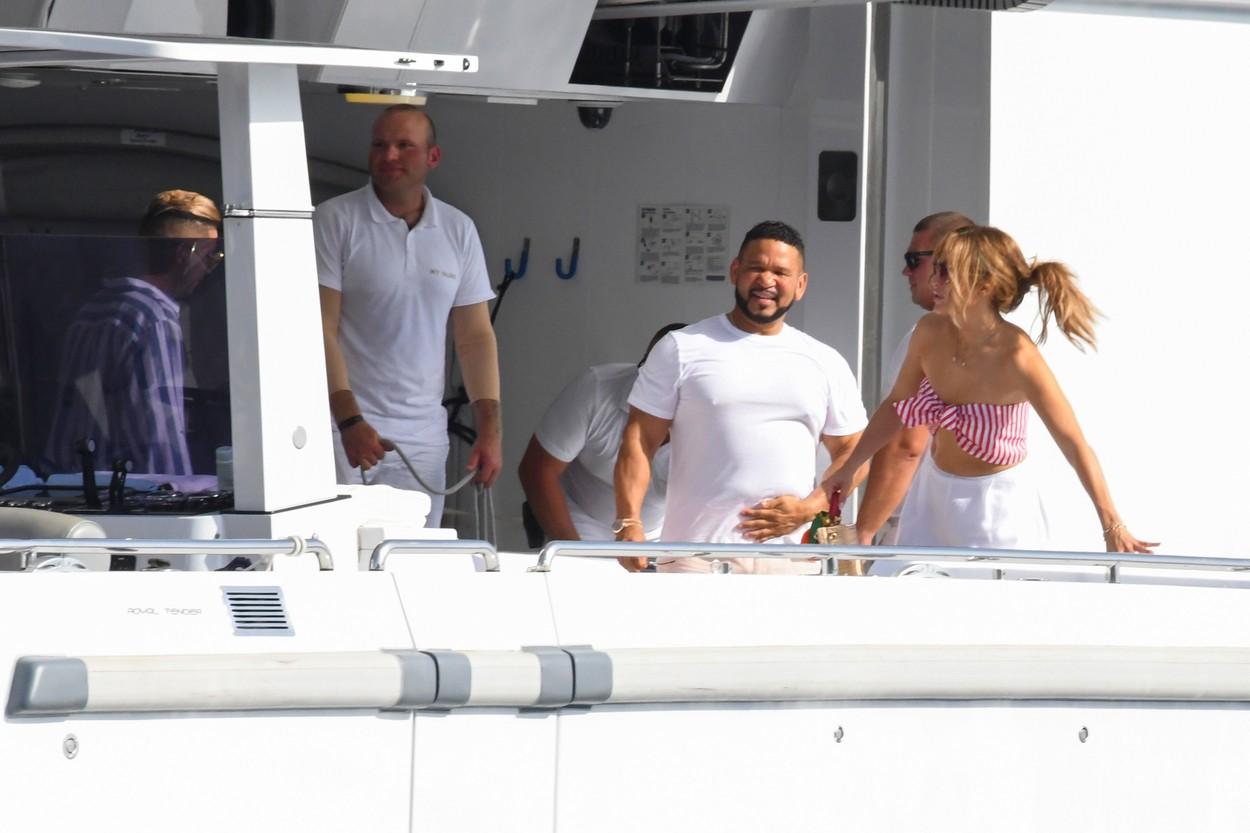 Jennifer Lopez, pe iaht. J. Lo a îmbrăcat o ținută lejeră, de vară