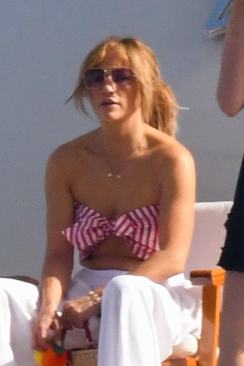 Jennifer Lopez, pe iaht. J. Lo a îmbrăcat o ținută lejeră, de vară