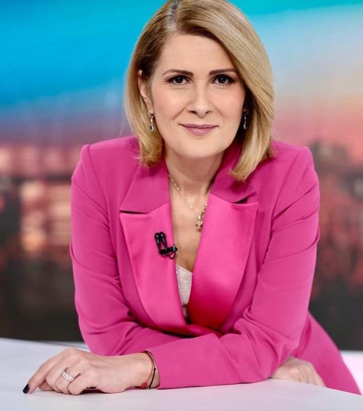 Alessandra Stoicescu într-un sacou roz