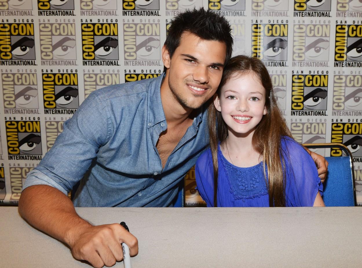 Mackenzie Foy a crescut. Fetița din Twilight acum este o tânără î toată regula