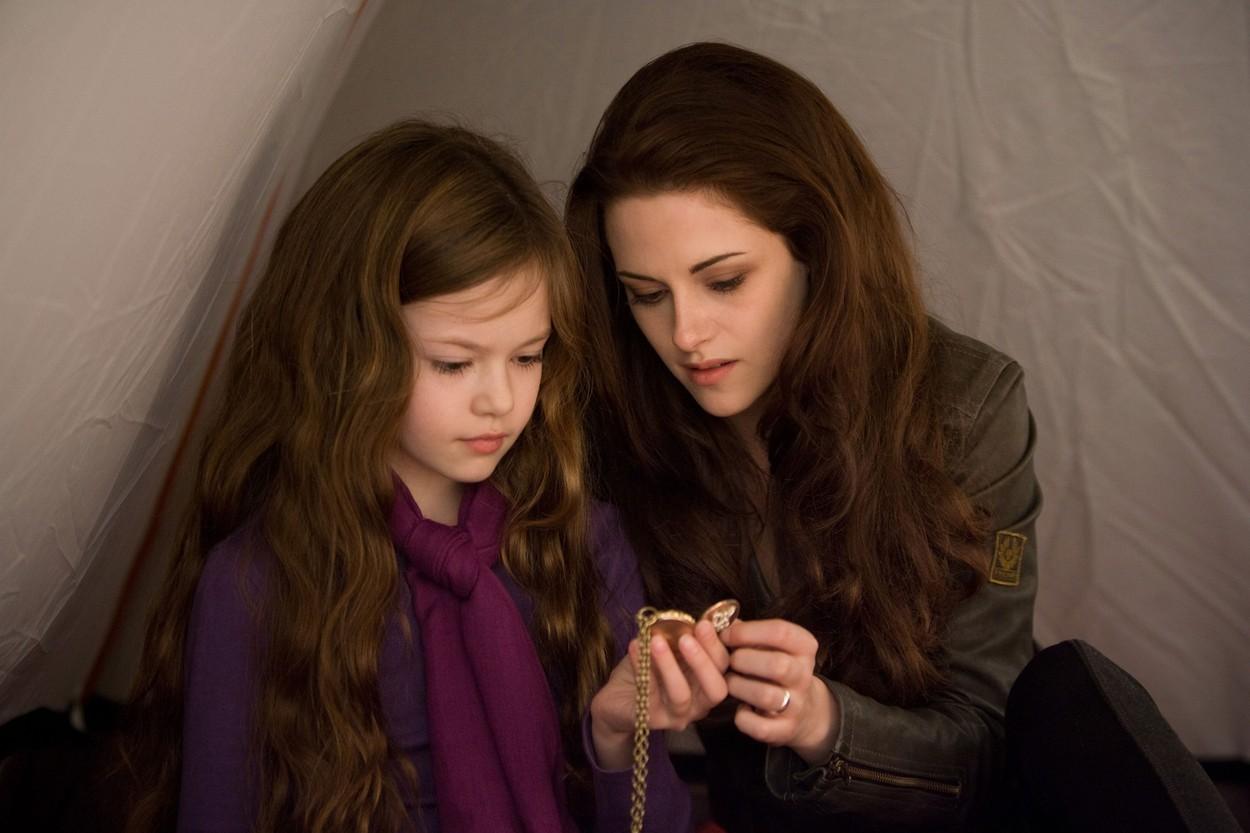 Mackenzie Foy a crescut. Fetița din Twilight acum este o tânără î toată regula