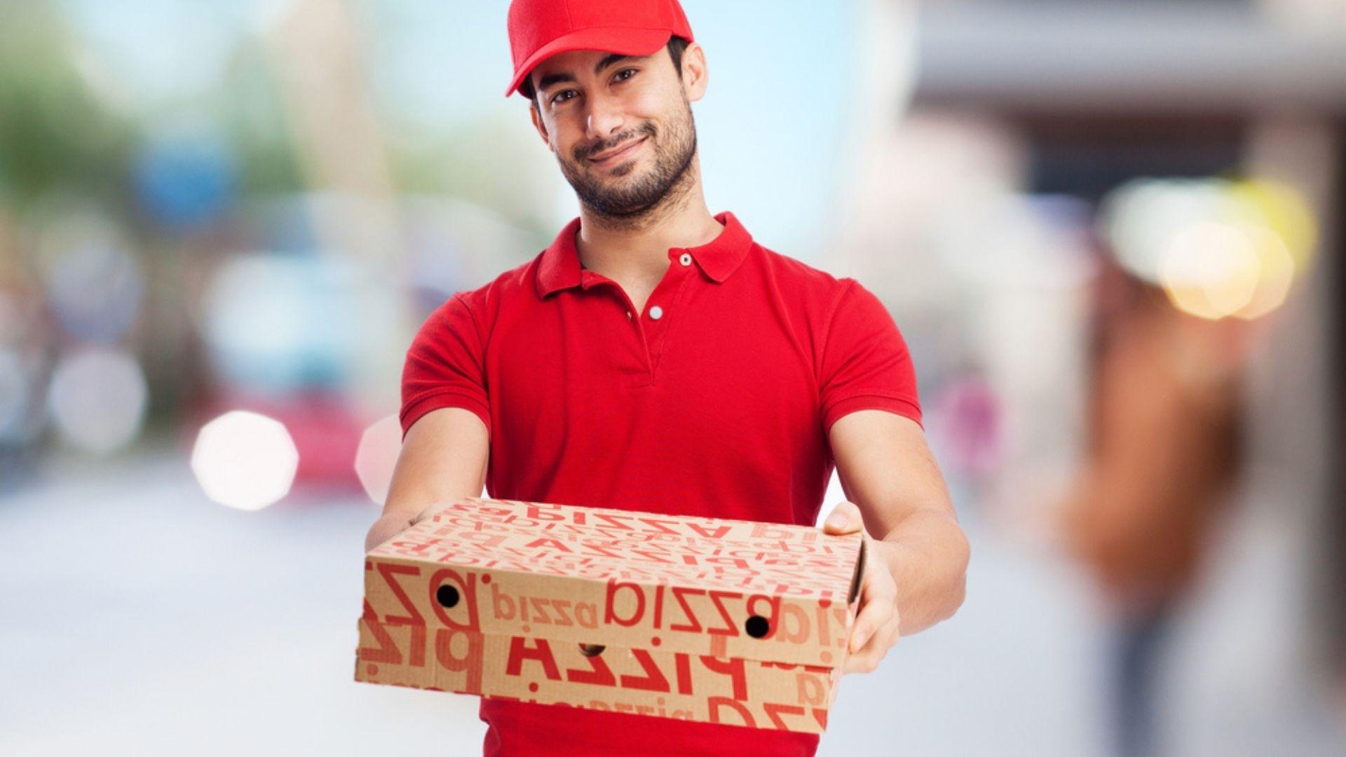 Angajatul unei pizzerii, surprins când se răzbună pe mâncarea unui client, după ce află că nu primește bacșiș. VIDEO