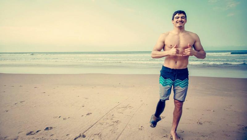 Caleb Swanepoel s-a îndrăgostit de surfing după ce un rechin alb, care l-a atacat când avea 19 ani și i-a sfâșiat un picior
