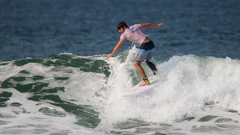 Caleb Swanepoel când face surf