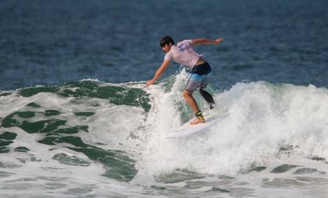 Caleb Swanepoel este surferul care face valuri pe Internet, deși nu are un picior. Tânărul a fost atacat de un rechin, la 19 ani
