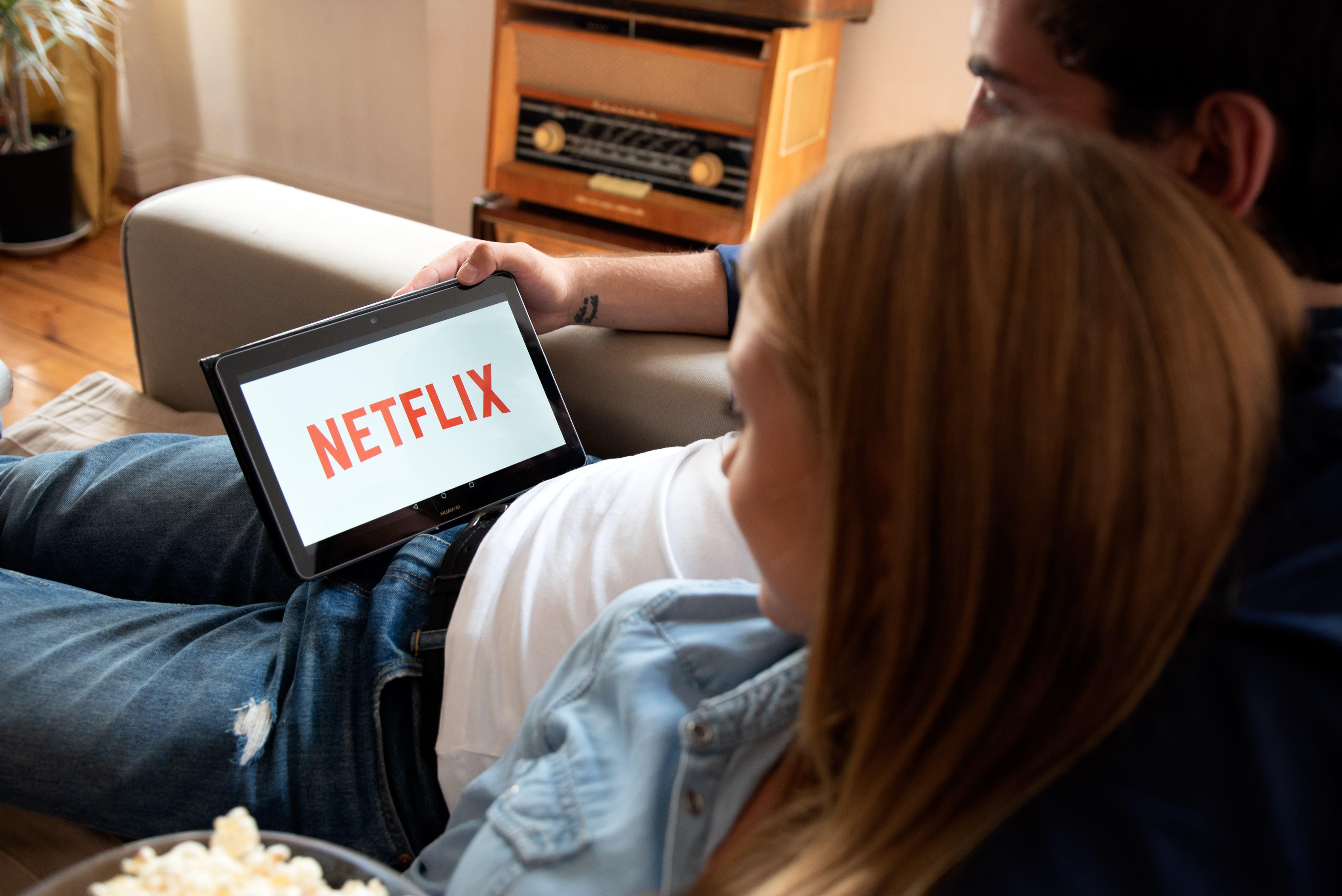 Un bărbat a aflat că soția îl înșală de pe Netflix. Cum s-a dat de gol femeia
