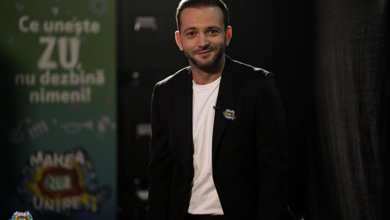 Mihai Morar în tricou alb și sacou negru