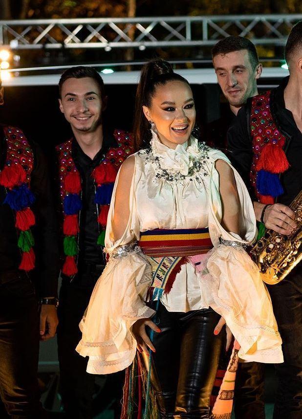 Vlăduța Lupău în costum tradițional românesc, zâmbește