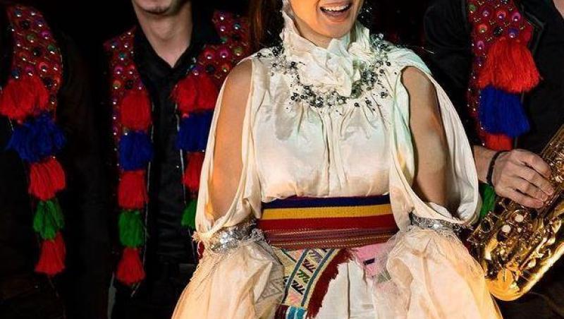 Vlăduța Lupău în costum tradițional românesc, zâmbește