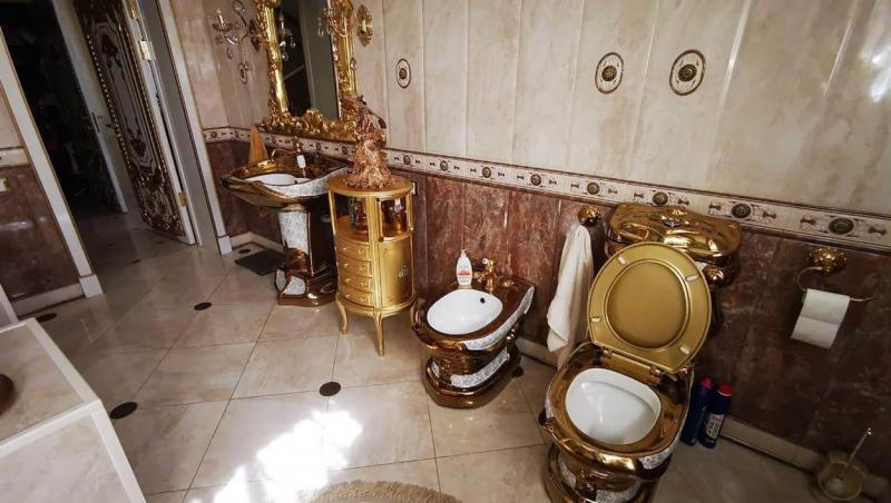 Toaleta în care se află vasul din aur a colonelului Alexei Safonov, din Rusia