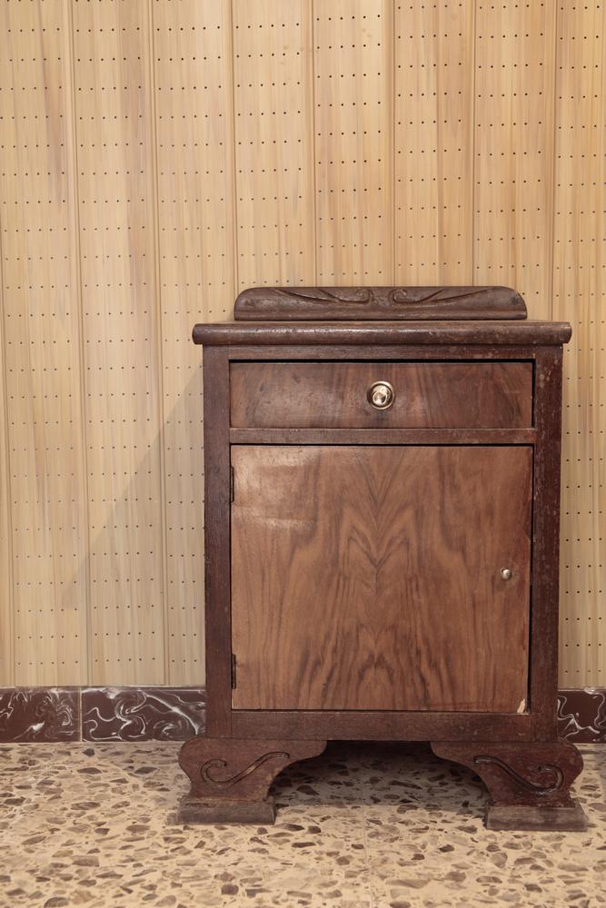 imagine cu un dulap vechi de lemn