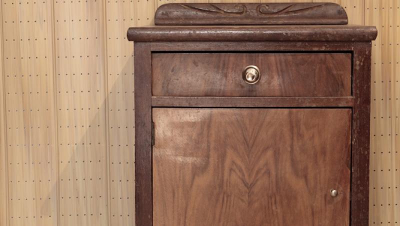 Femeia a cumpărat un dulap vechi din lemn, dar a trăit o surpriză de zile mari