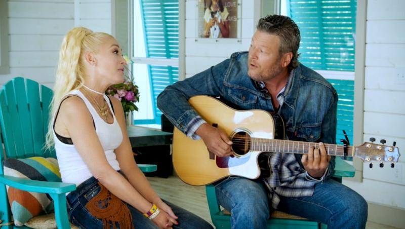 Gwen Stefani și Blake Shelton cântând împreună, el are chitara în mâini