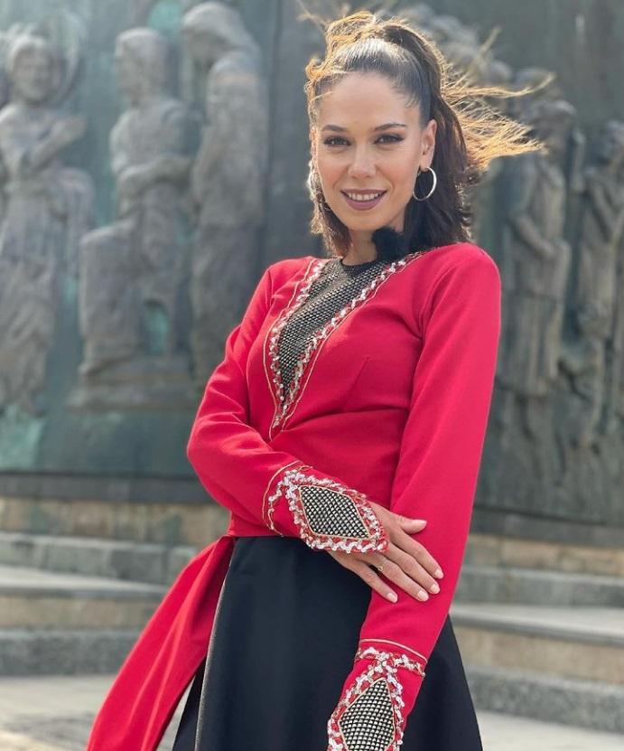 Irina Fodor, îmbrăcată în roșu, în Asia Express