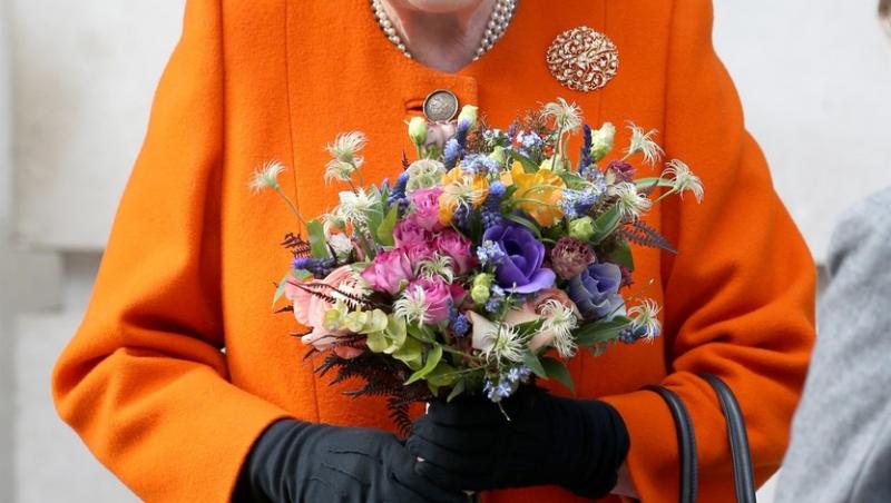 În vizitele oficiale pe care le-a făcut în ultimele săptămâni, Regina Elisabeta a II-a a părut fericită, iar cei din jur se întrebau dacă a trecut deja peste pierderea iubitului ei soț.