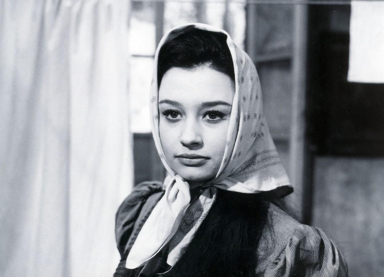 Raffaella Carra, foto alb-negru, când era tânără