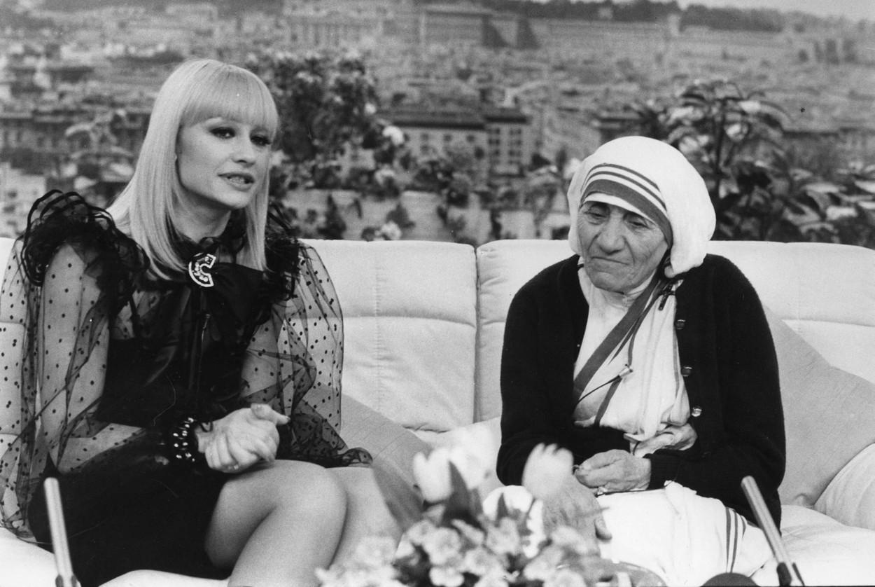 Raffaella Carra, când era mai tânără, într-una dintre emisiunile pe care le-a găzduit