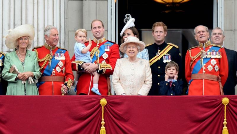 membrii familiei regale la balconul palatului buckingham