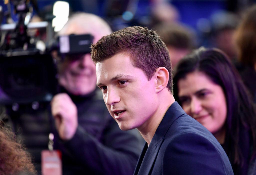 Tom Holland, la costum, la un eveniment public