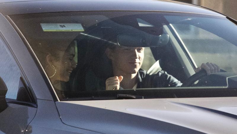 Cei doi tineri se aflau în mașina sport a lui Tom și așteptau la culoarea roșie a semaforului
