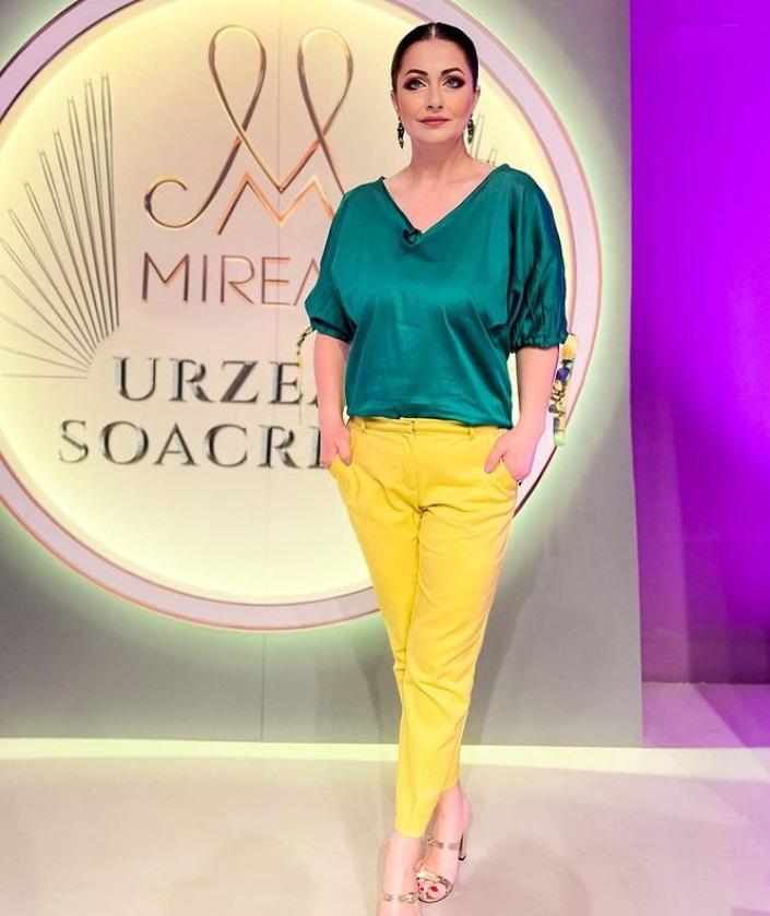 Gabriela Cristea, purtând o bluză verde