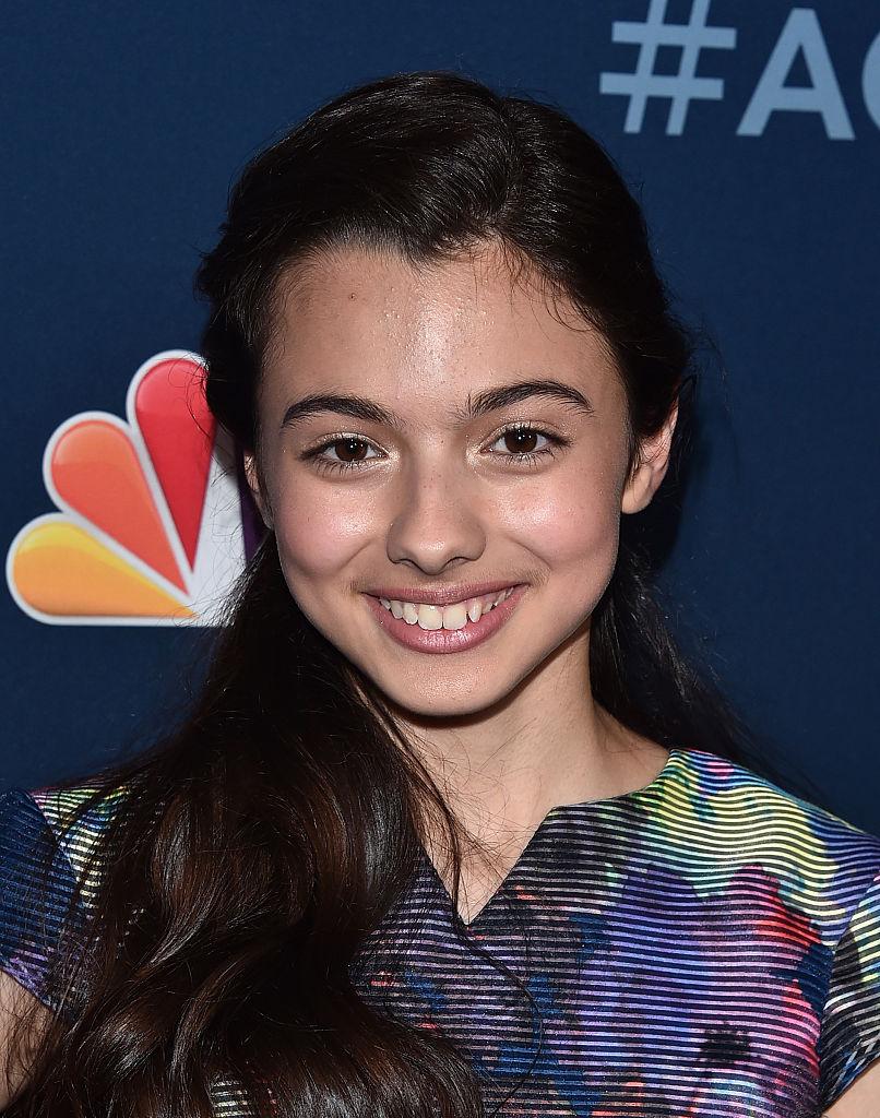 Laura Bretan, într-o rochie colorată, la 13 ani