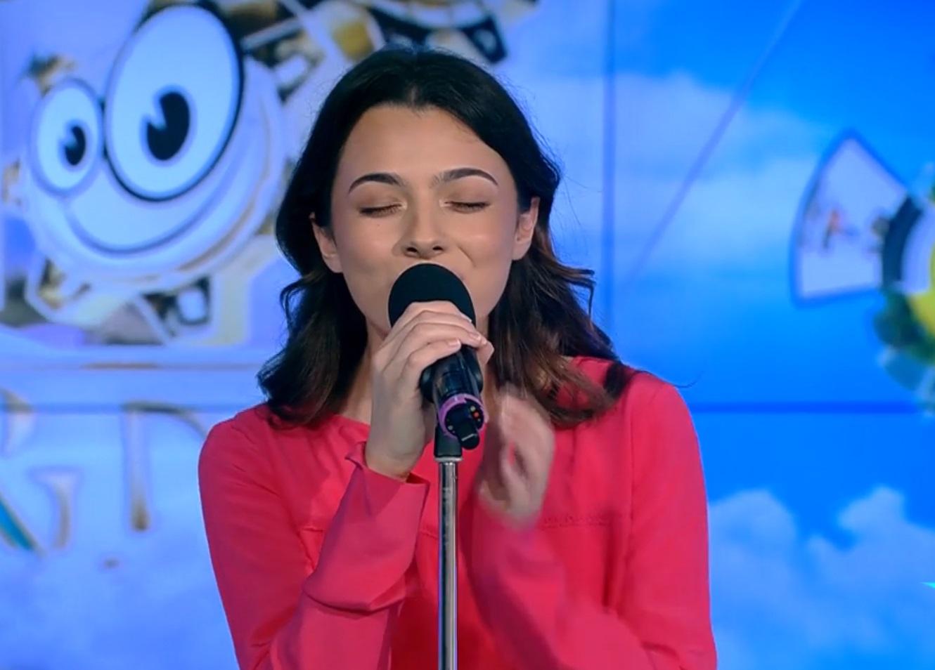 Laura Bretan, într-o bluză roz, la Neatza cu Răzvan și Dani